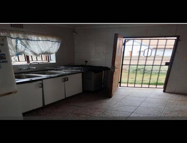 2 BEDROOM HOUSE FOR SALE IN LENASIA SOUTH